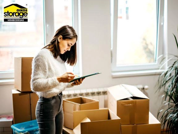 Mujer revisando un inventario de cajas